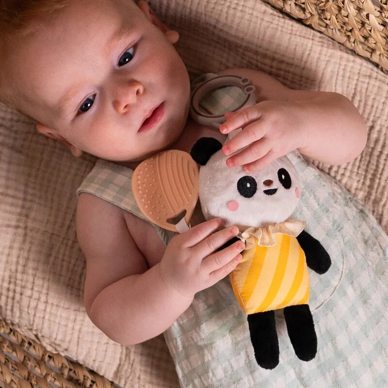 Taf Toys Activity Toy Pamela the Panda kontrastna viseča igrača z grizljajočim delom 1 kos