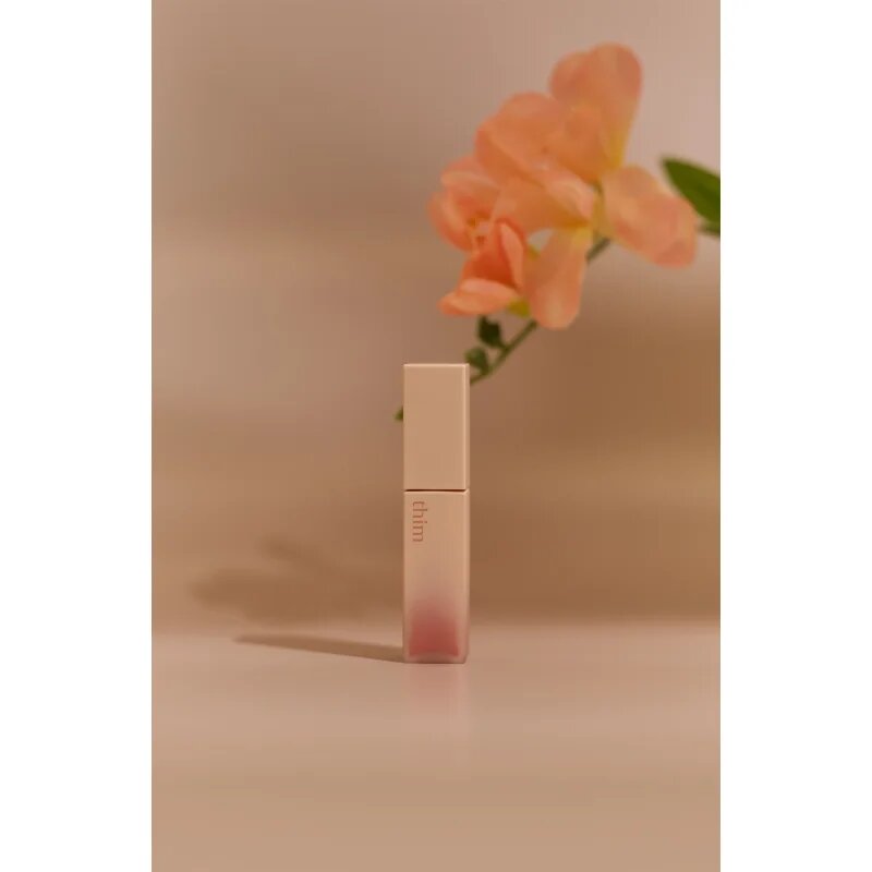 thim Satin Lip Glaze dolgoobstojni sijaj za ustnice z vlažilnim učinkom odtenek 02 Haze Coral 6 g