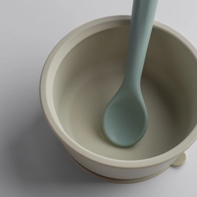 Tommee Tippee EasiStick™ Silicone Bowl & Spoon silikonska posoda s priseskom 4m+ Green 1 kos