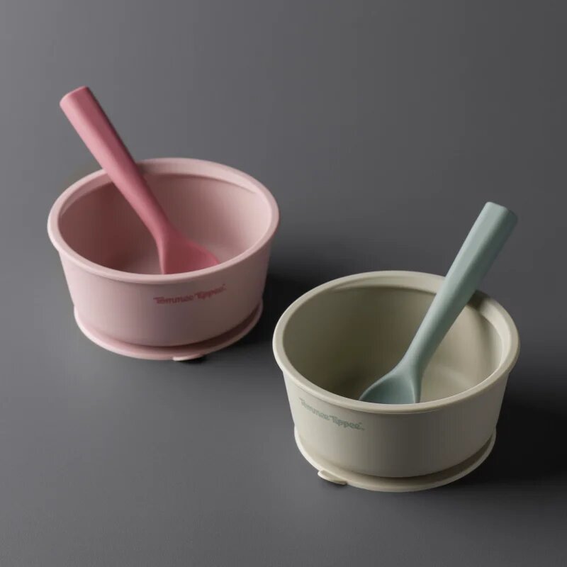 Tommee Tippee EasiStick™ Silicone Bowl & Spoon silikonska posoda s priseskom 4m+ Pink 1 kos