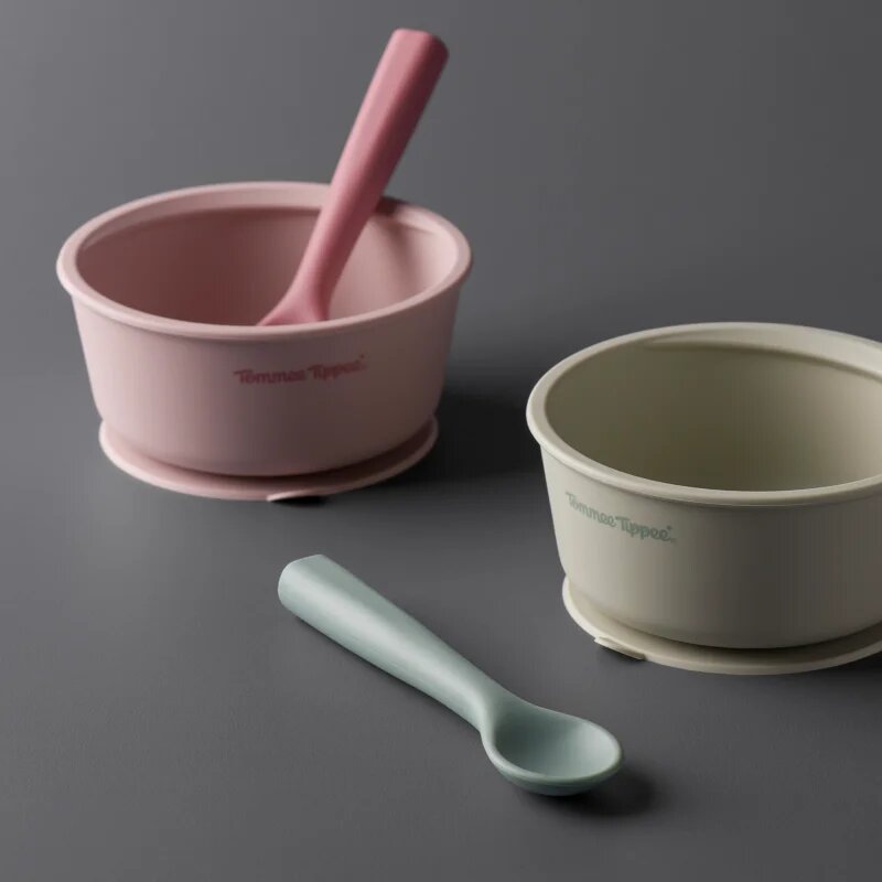 Tommee Tippee EasiStick™ Silicone Bowl & Spoon silikonska posoda s priseskom 4m+ Pink 1 kos