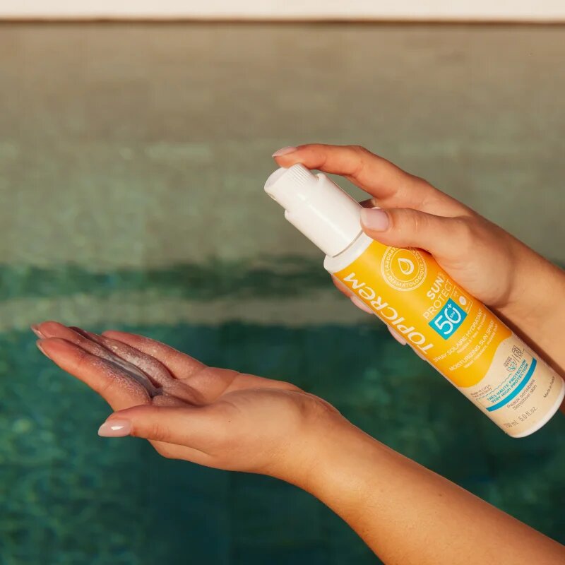 Topicrem Sun Protect Moisturizing Sun Spray zaščitno pršilo z vlažilnim učinkom SPF 50+ 150 ml