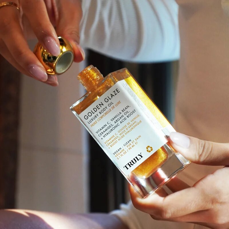 Truly Golden Glaze vlažilno olje za telo s posvetlitvenim učinkom 90 ml