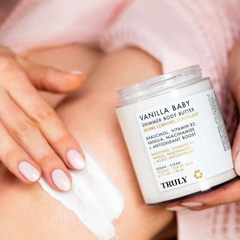 Truly Vanilla Baby intenzivno vlažilno maslo za telo z bisernim sijajem 198 ml
