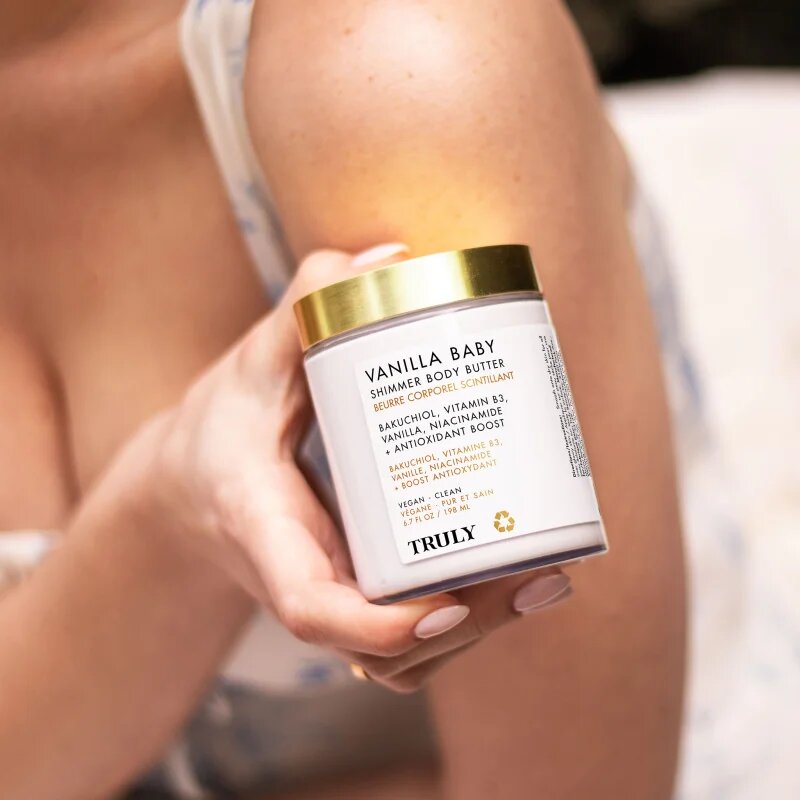 Truly Vanilla Baby intenzivno vlažilno maslo za telo z bisernim sijajem 198 ml