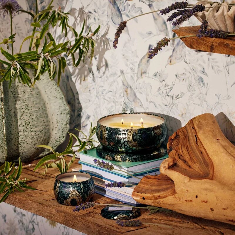 VOLUSPA Japonica French Cade Lavender dišeča sveča v pločevinki 113 g