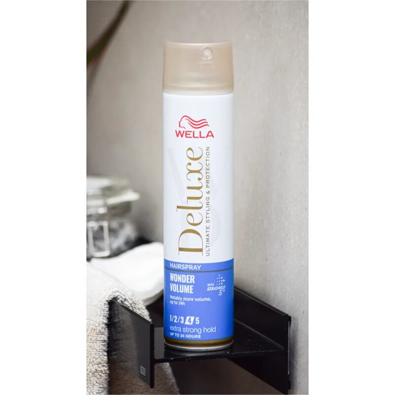 Wella Deluxe Wonder Volume lak za lase z ekstra močnim utrjevanjem za volumen 250 ml
