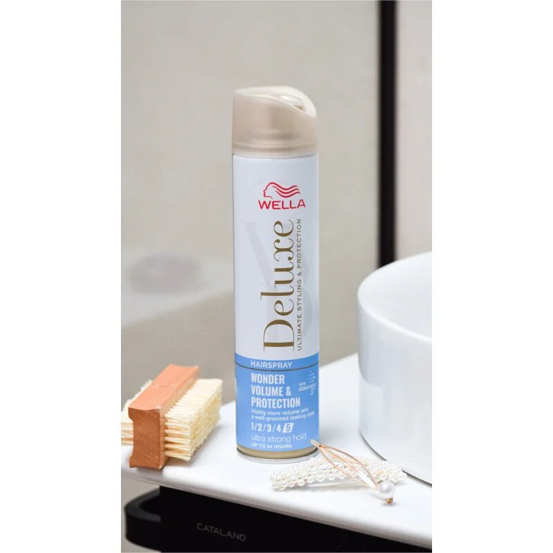 Wella Deluxe Wonder Volume & Protection lak za lase z ekstra močnim utrjevanjem za volumen in sijaj 250 ml