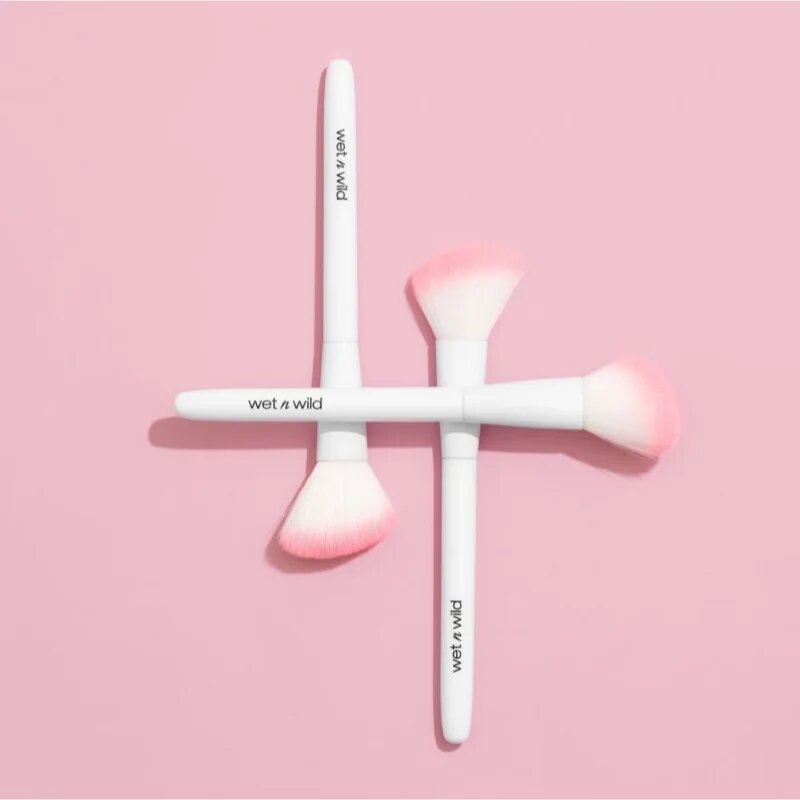 Wet n Wild Essential Blush Brush čopič za rdečilo 1 kos