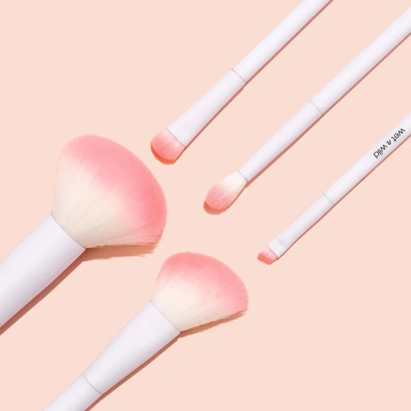 Wet n Wild Essential Powder Brush čopič za puder 1 kos