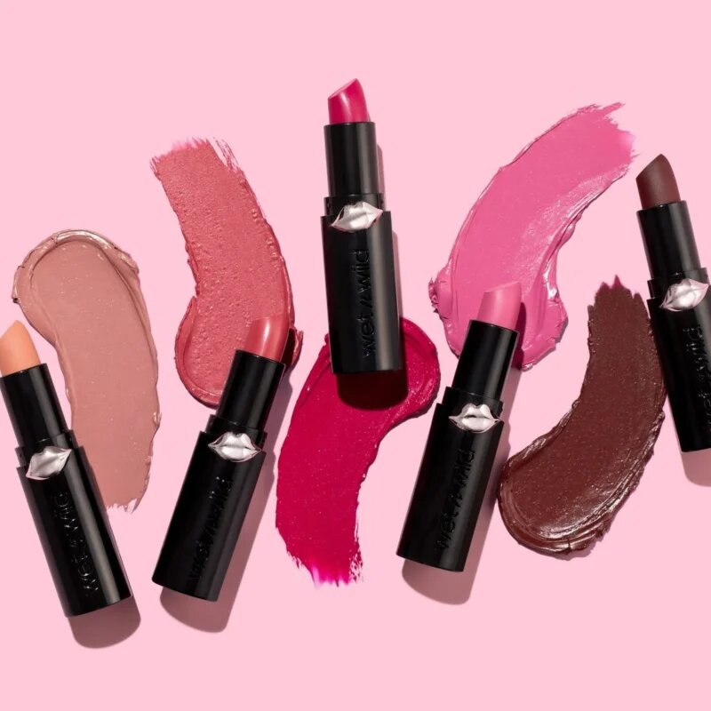 Wet n Wild MegaLast vlažilna šminka z mat učinkom odtenek Red Velvet 3.3 g