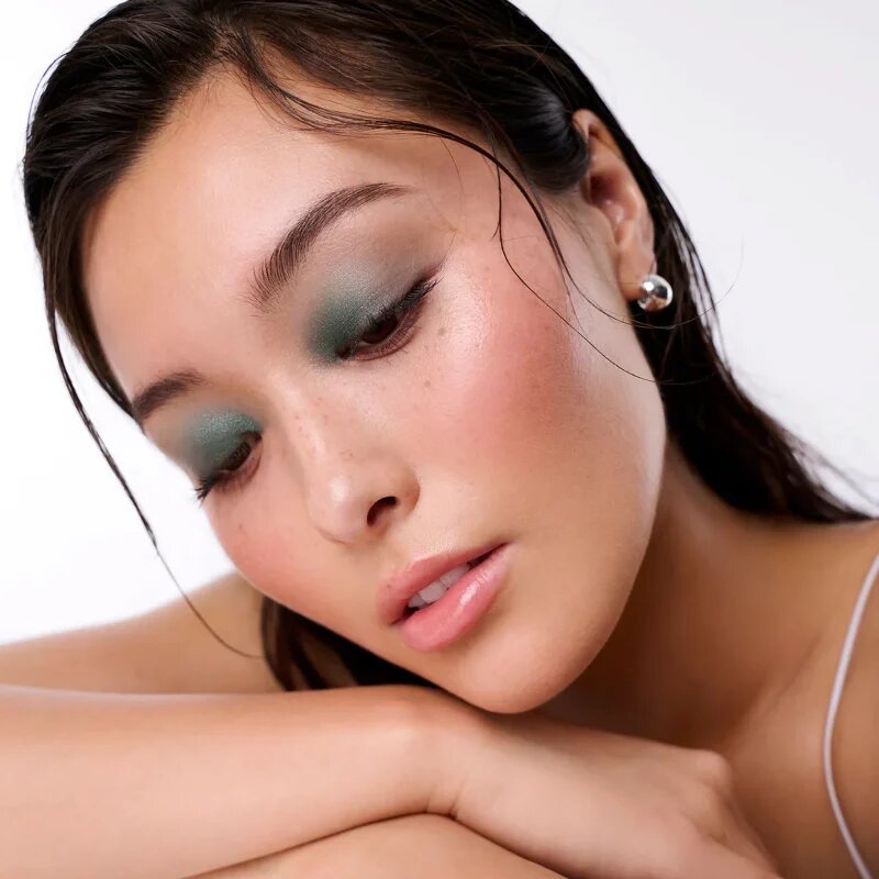 WONDERSKIN IYKYK senčila za oči v svičniku odtenek Green Smoke 1.4 g