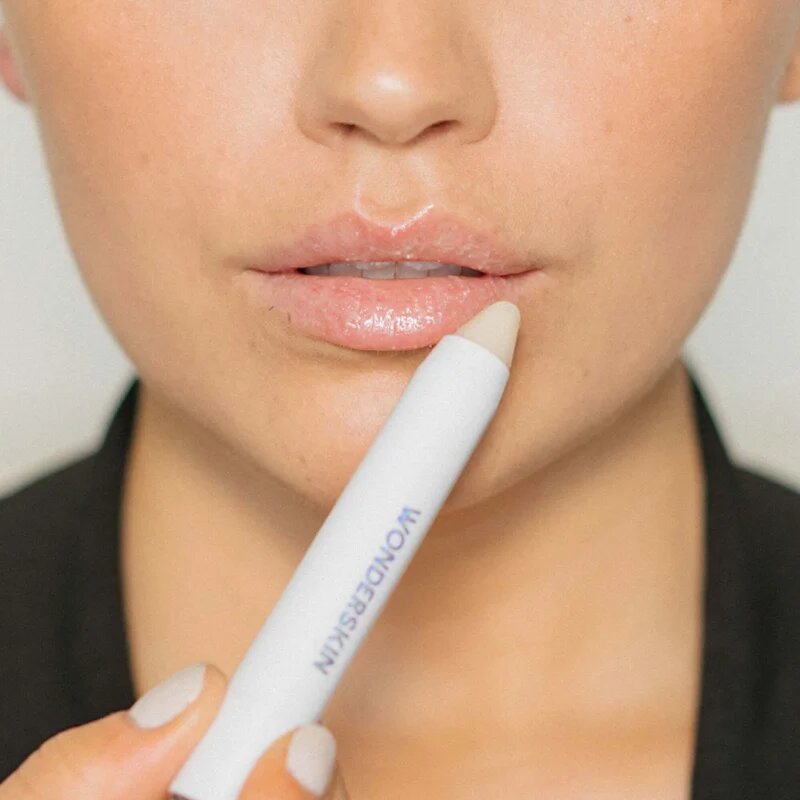 WONDERSKIN Wonder Blading 3-in-1 Lip Scrub piling za ustnice v paličici 3 g