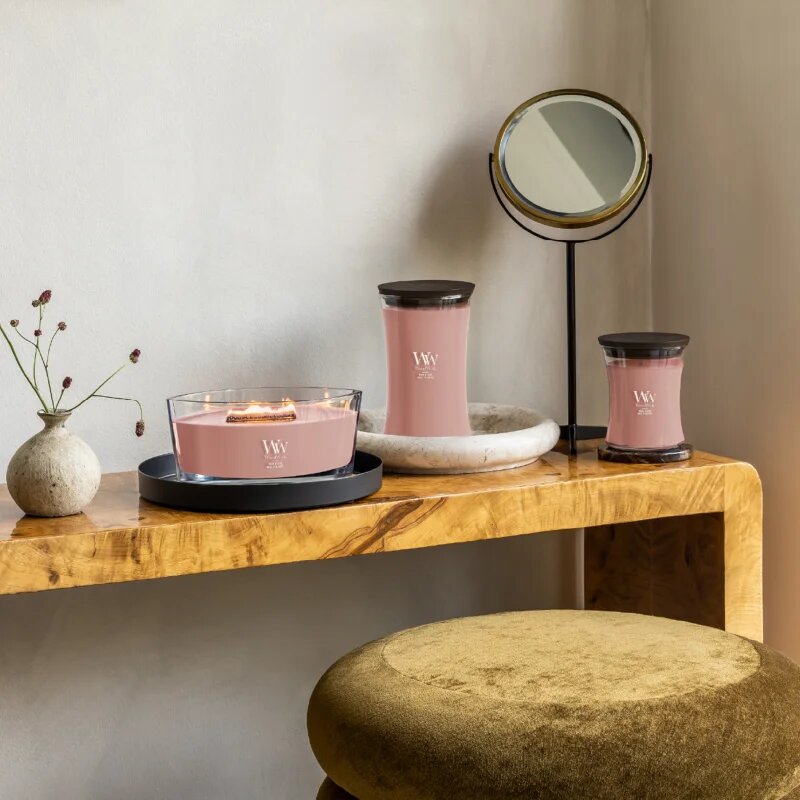 Woodwick Rose Blush dišeča sveča z lesenim stenjem 610 g
