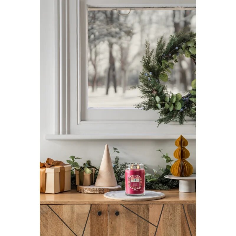 Yankee Candle Santa On Skis dišeča sveča 567 g