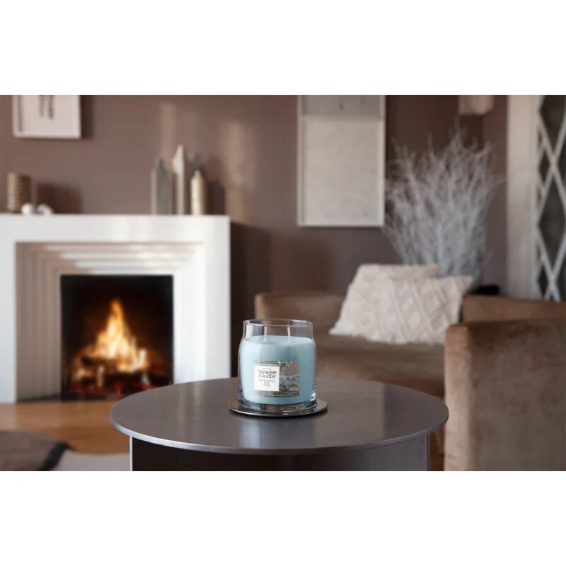 Yankee Candle Snow Kissed Pine dišeča sveča 368 g