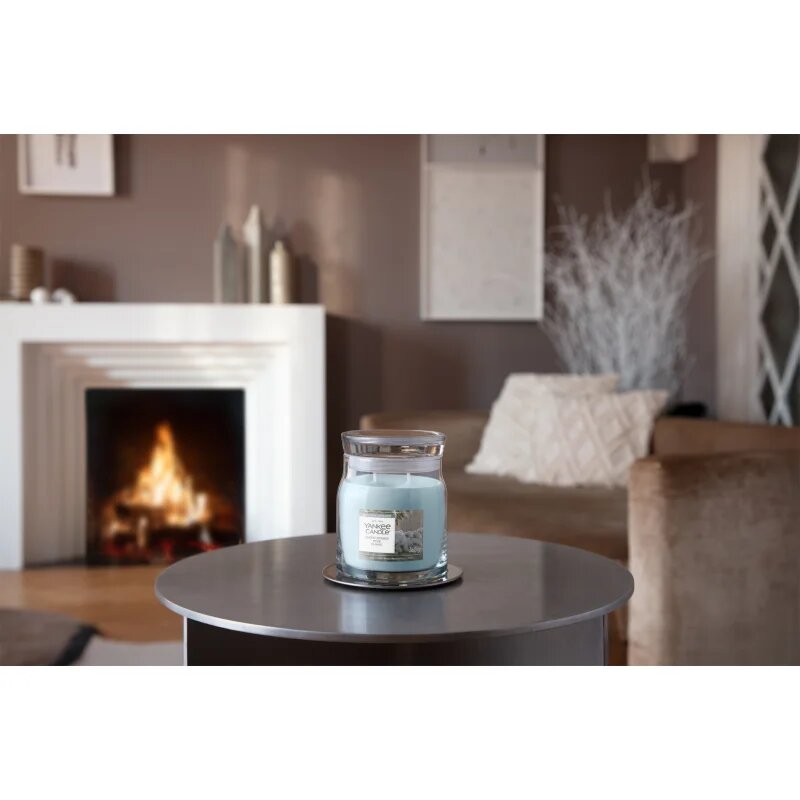 Yankee Candle Snow Kissed Pine dišeča sveča 368 g