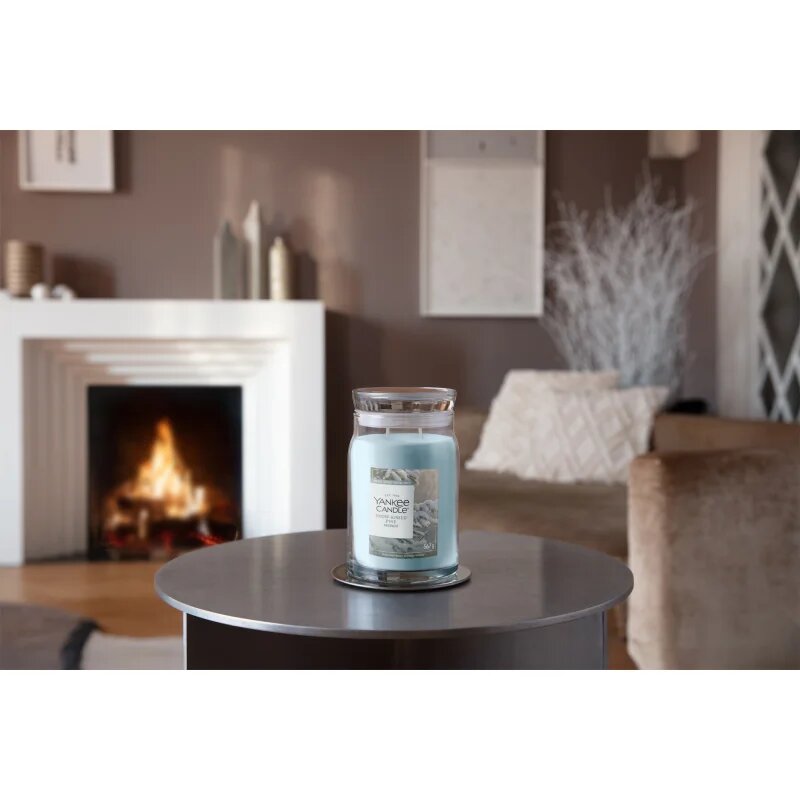 Yankee Candle Snow Kissed Pine dišeča sveča 567 g