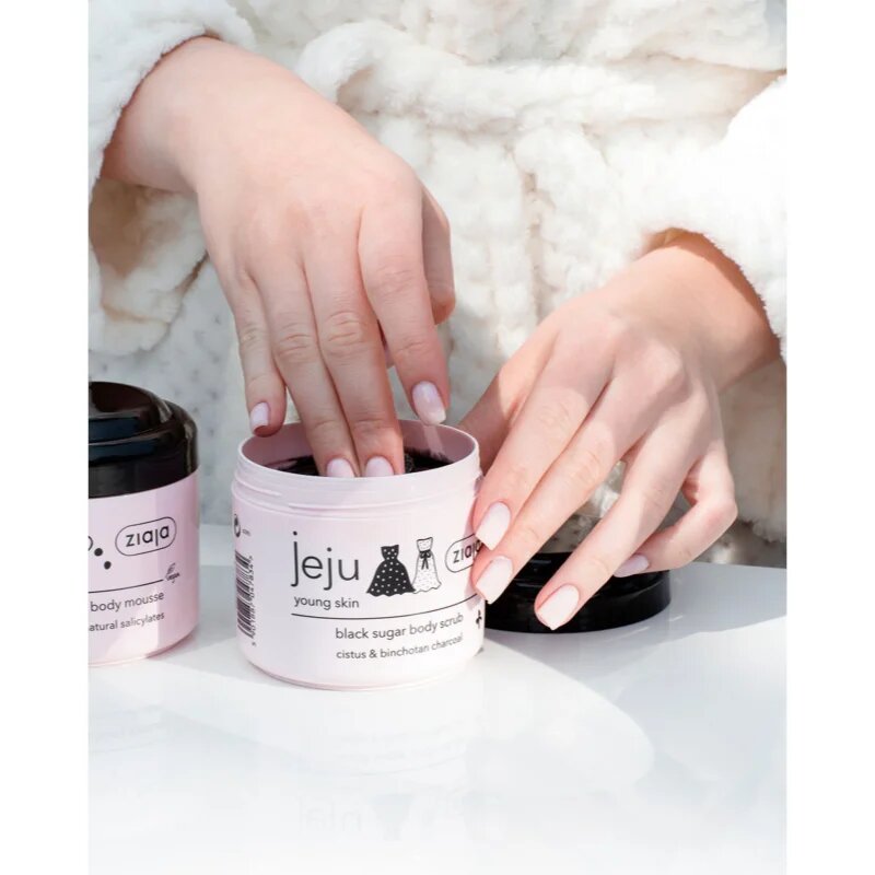 Ziaja Jeju Young Skin sladkorni piling za telo črni 200 ml